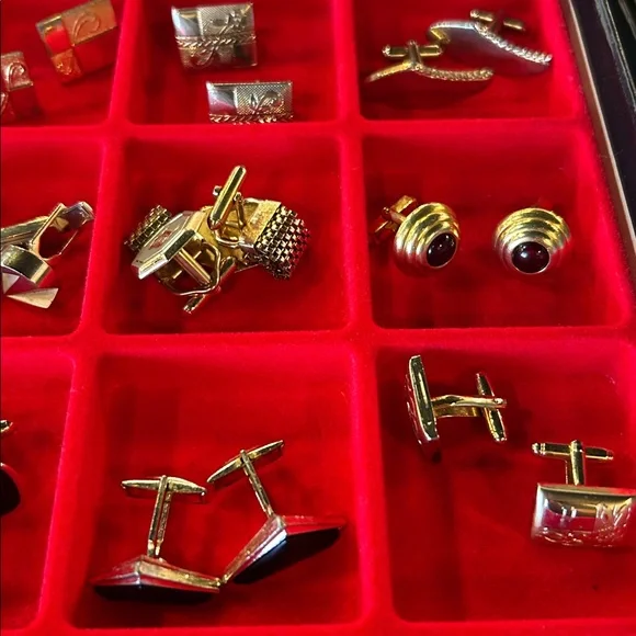 35 pairs of cufflinks, in display box. GUC assorted styles - Picture 3 of 15